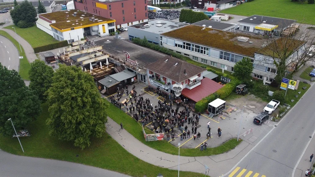 Vorne die Teilnehmer vor dem «Pirates», ganz hinten im Bild sieht man die parkierten Motorräder. Die Teilnehmer der Ramp Ride versammeln sich vor dem Pirates.